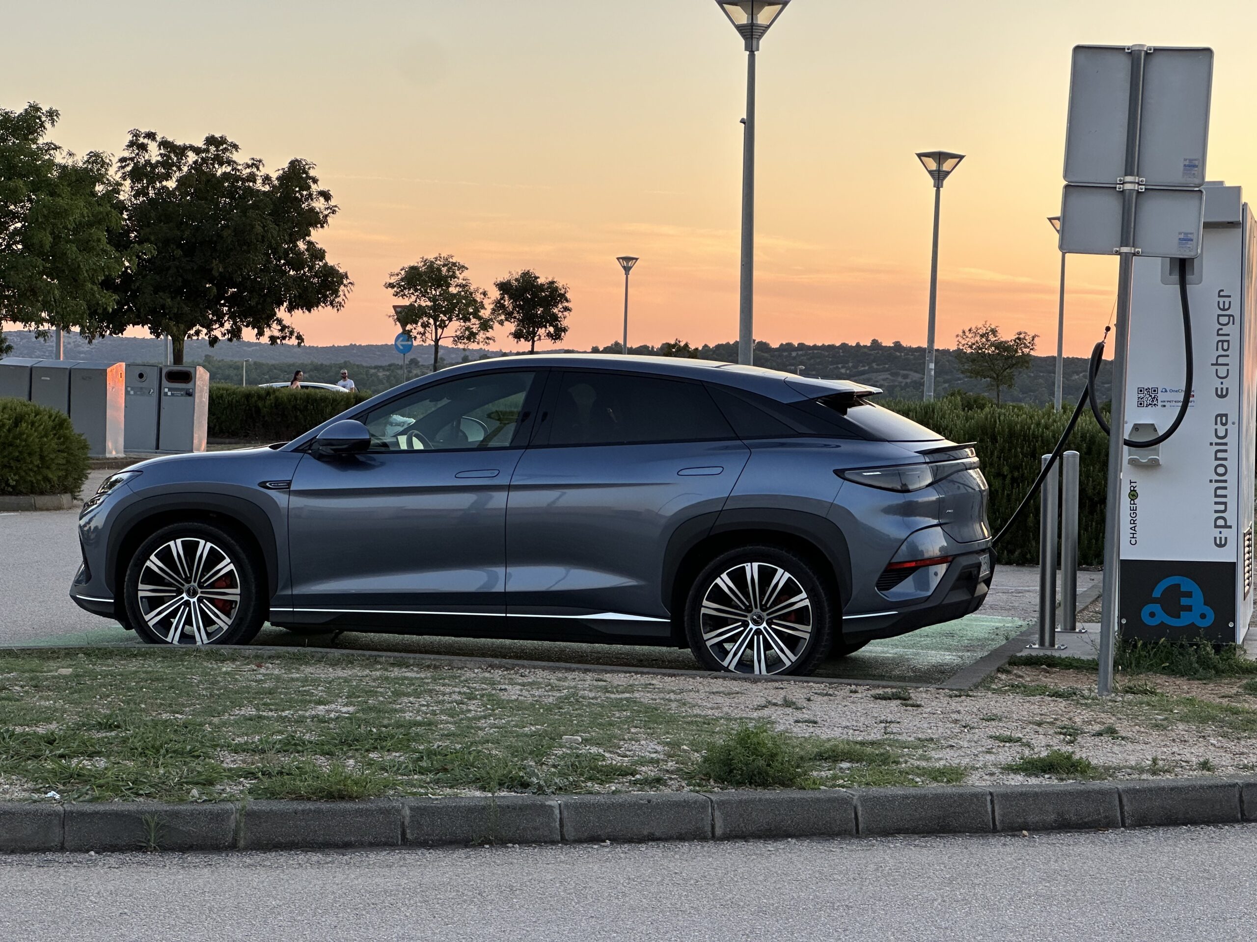Električni automobil