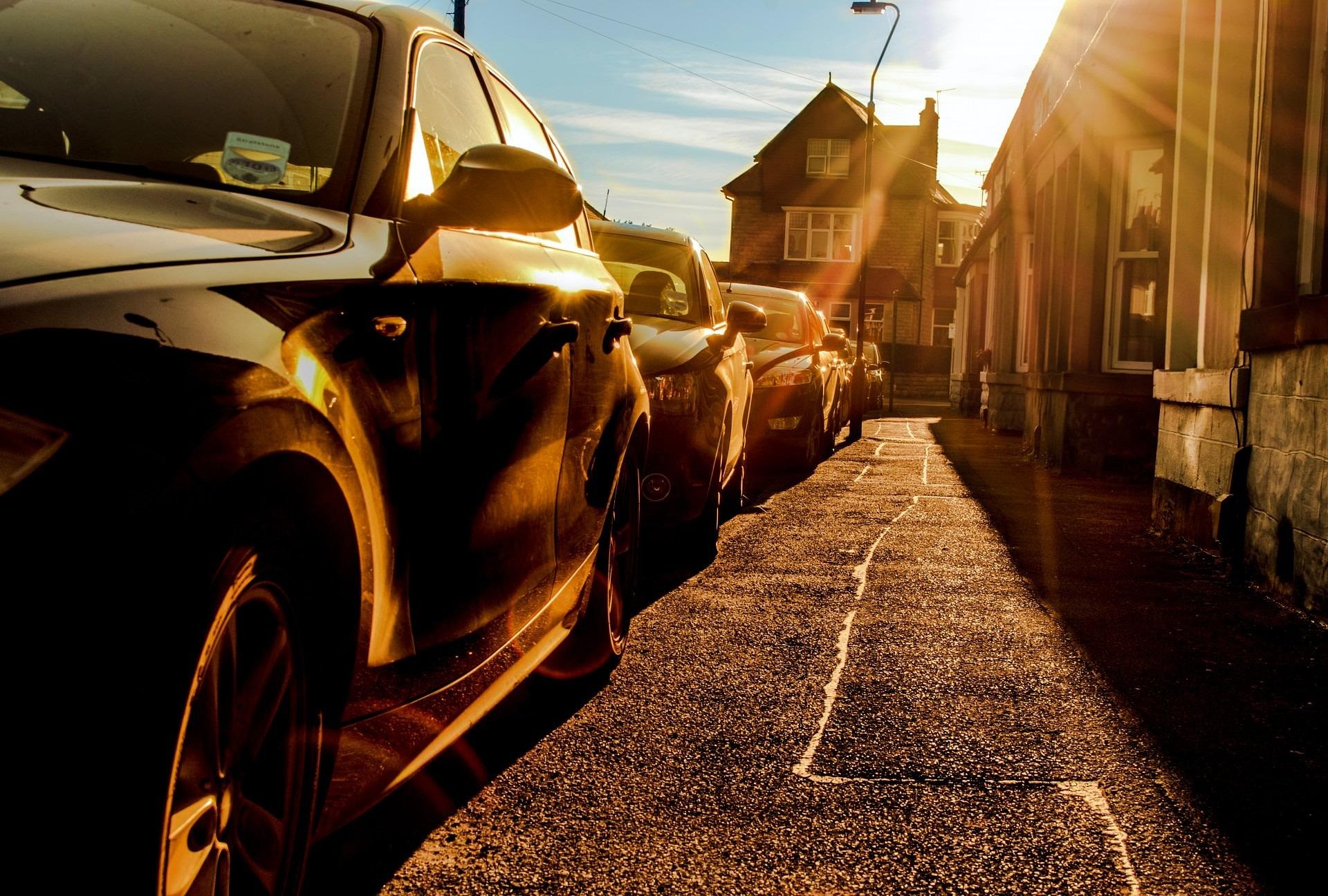 Auti na suncu ulici