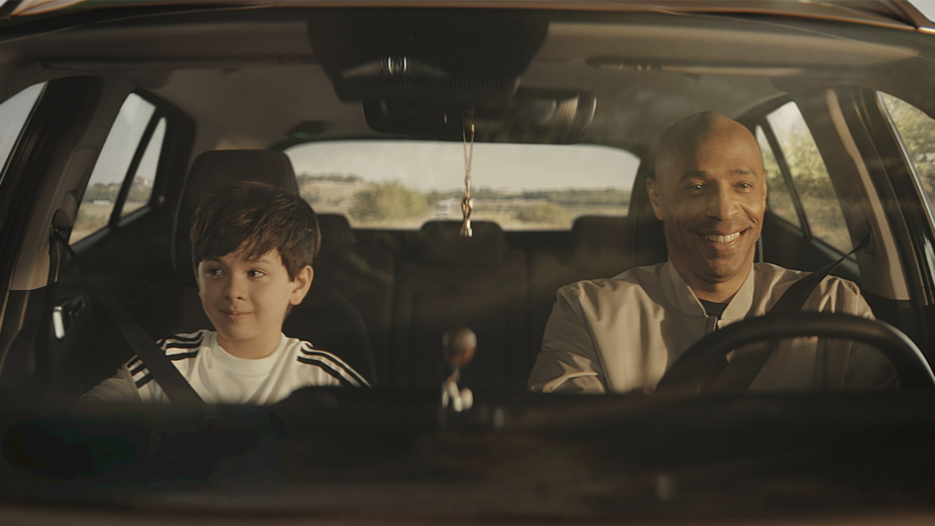 Ovog vozača nismo očekivali: Znate li što legendarni nogometaš radi za volanom Kije?