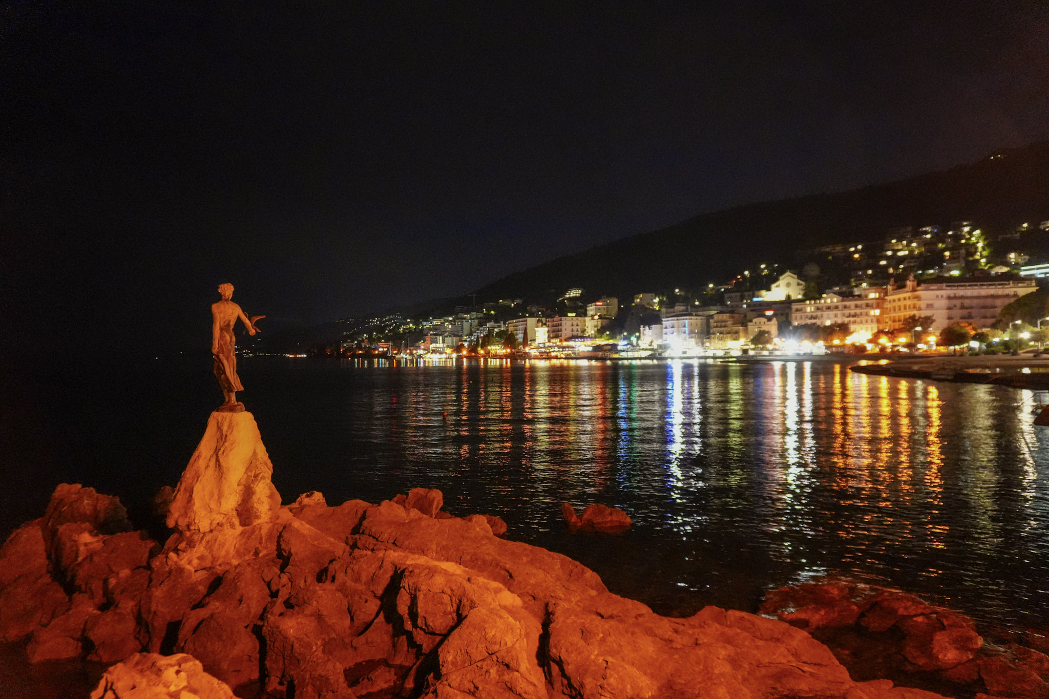 Uživanje uz more: Snimili smo divne kadrove opuštajuće večernje šetnje po Opatiji